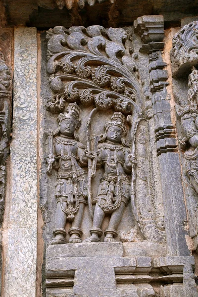 Kamdev ve eşi Rati, tasvir eden süslü duvar paneli kabartma Kedareshwara Tapınağı, Halebidu, Karnataka, Hindistan.