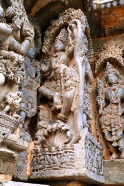 Süslü duvar paneli kabartma serpant Kalia kafasına dans ve sonunda onu öldürmek Krishna tasvir. Kedareshwara Tapınağı, Halebidu, Karnataka, Hindistan. 