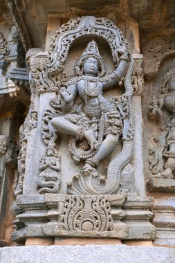 Süslü duvar paneli kabartma serpant Kalia kafasına dans ve sonunda onu öldürmek Krishna tasvir. Kedareshwara Tapınağı, Halebidu, Karnataka, Hindistan. 