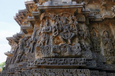 Süslü duvar paneli kabartma tasvir Shiva ve diğer tanrılar, Batı tarafında, Hoysaleshwara Tapınağı, Halebidu, Karnataka, Hindistan. Batıdan görüntülemek.