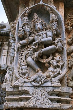 Gajasura, Kedareshwara Tapınağı, Halebidu, Karnataka kafasına Shiva dans tasvir eden süslü duvar paneli kabartma