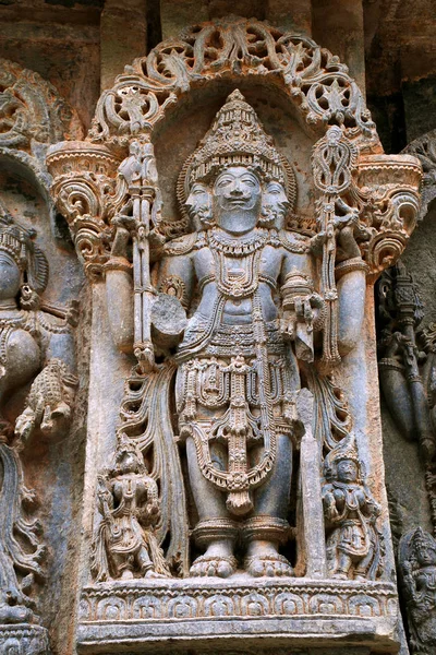 Lord Brahma, Kuzey duvarı, Kedareshwara Tapınağı, gösteren süslü duvar paneli kabartma Halebidu, Karnataka, Hindistan