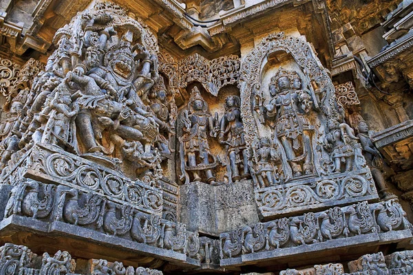 Vishnu Narsimha cisimleşme sol ve sağ, Hoysaleshwara Tapınağı, Halebidu, Karnataka, Hindistan Lord Brahma tasvir eden süslü duvar paneli kabartma.