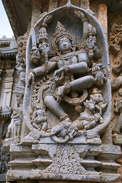 Zdobené zdi panel reliéfy, které zobrazují Shiva tančí na hlavu Gajasura, Kedareshwara chrám, Halebidu, Karnátaka — Stock fotografie