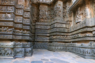 Süslü duvar paneli kabartma Batı tarafında, Hoysaleshwara Tapınağı, Halebidu, Karnataka, Hindistan. 