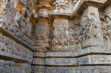 Süslü duvar paneli kabartma Batı tarafında, Hoysaleshwara Tapınağı, Halebidu, Karnataka, Hindistan. Batıdan görüntülemek.