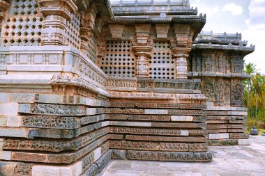 Delikli windows ve süslü bas Rölyef, Kuzey Doğu duvarı, Kedareshwara Tapınağı, Halebid, Karnataka, Hindistan 