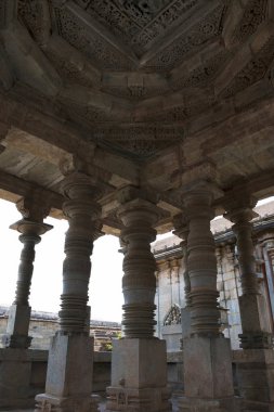 Sütunlar ve girift oymalı tavan Navaranga Mandapa, Parshvanatha Basadi, Basadi Halli jain Tapınağı karmaşık, Karnataka, Hindistan.