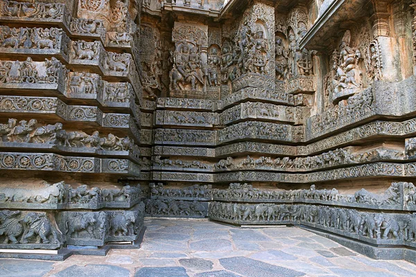 Süslü duvar paneli kabartma Batı tarafında, Hoysaleshwara Tapınağı, Halebidu, Karnataka, Hindistan. 