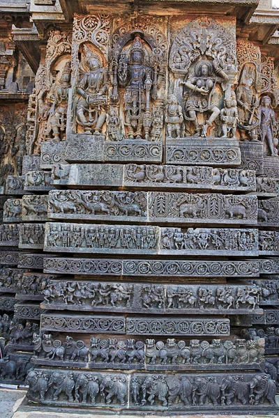 华丽的墙板浮雕西侧 Hoysaleshwara Halebidu 卡纳卡 从西边看 — 图库照片