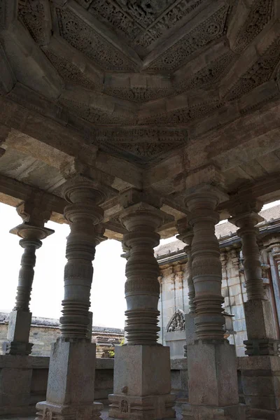 Navaranga Mandapa Parshvanatha Basadi Basadi Halli 耆那寺建筑群 印度卡纳塔塔的柱子和错综复杂的天花板 — 图库照片