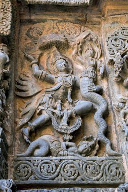 Lord Vishnu yılanlar ile Merkezi, Batı tarafında, Hoysaleshwara Tapınağı, Halebidu, Karnataka, Hindistan mücadele Garuda araç tasvir eden heykel.