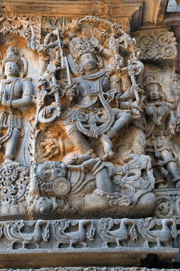 Güçlü bir şeytan Apasmara vücudunda dans ölüm, Hoysaleshwara Tapınağı, Halebidu, Karnataka, Hindistan Shiva heykel. Batıdan görüntülemek.