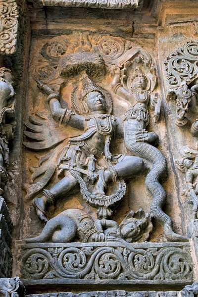 비슈누 Halebidu Karnataka 웨스트 사이드 Hoysaleshwara 사원에서 싸움의 가루다 묘사한 — 스톡 사진