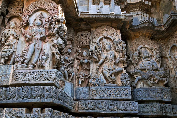 雕塑的 Bhairava 在左边 湿婆在中心和 Narsimha 在右边 西侧墙 Hoysaleshwara Halebidu 卡纳塔 — 图库照片