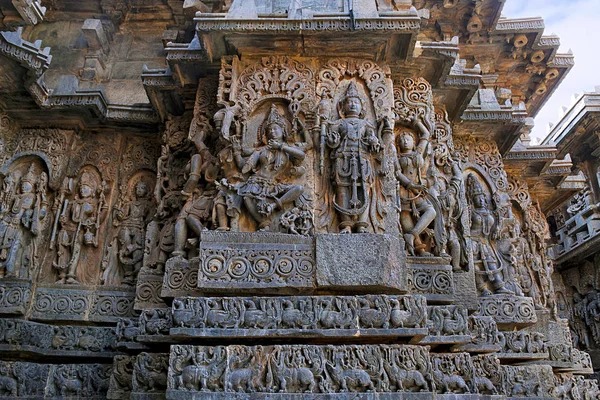 Merkezi sol üzerinde dans eden Shiva ve Vishnu heykel değil, Batı Yan duvarlar, Hoysaleshwara Tapınağı, Halebidu, Karnataka, Hindistan. Batıdan görüntülemek.