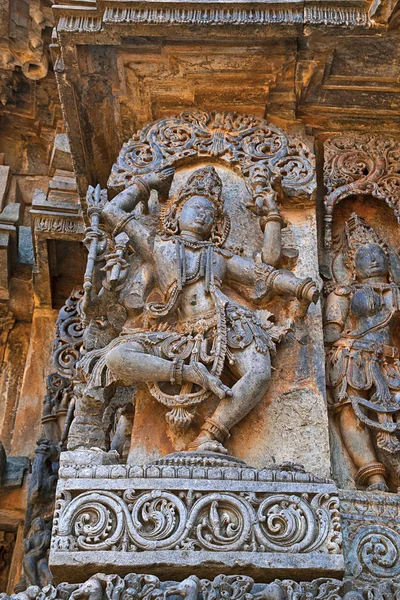 Heykel dans Shiva, Batı Yan duvarlar, Hoysaleshwara Tapınağı, Halebidu, Karnataka, Hindistan. Batıdan görüntülemek