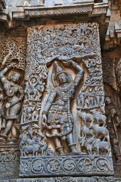 Lord Krishna Govardhan Girdhari, Batı yan duvar, Hoysaleshwara Tapınağı, Halebidu, Karnataka, Hindistan olarak heykeli.