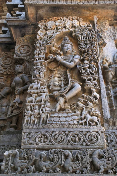 Oynarken flüt, Batı yan duvar, Hoysaleshwara Tapınağı, Halebidu, Karnataka, Hindistan Muralidhar olarak lord Krishna'nın heykel.