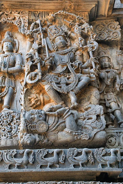 Güçlü bir şeytan Apasmara vücudunda dans ölüm, Hoysaleshwara Tapınağı, Halebidu, Karnataka, Hindistan Shiva heykel. Batıdan görüntülemek.