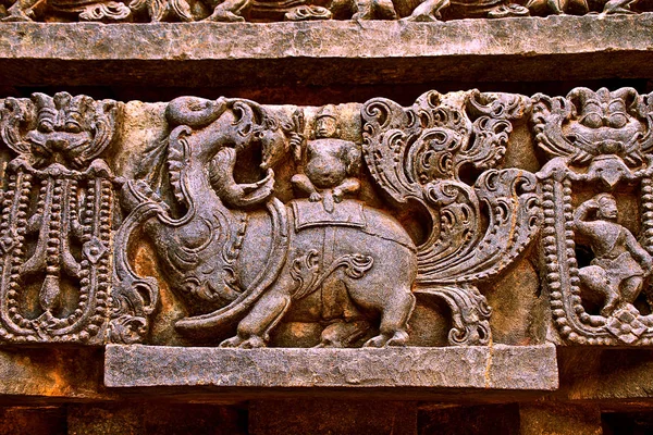 신비로운 동물의 코끼리 돼지와 사원의 기지에서 Hoysaleshwara Halebidu Karnataka — 스톡 사진