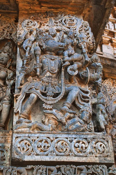 Varaha Vishnu, 10 cisimleşme Hoysaleshwara Tapınağı, Halebidu, Karnataka, Hindistan heykel. Batıdan görüntülemek