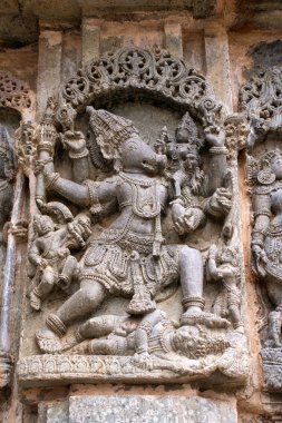 Varaha, Kuzey doğu duvar, dans heykeller Kedareshwara Tapınağı, Halebid, Karnataka, Hindistan. Varaha lord Vishnu bir enkarnasyonu.
