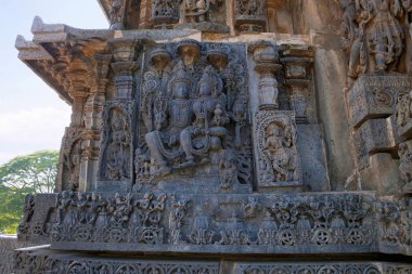 Heykeller cephesinde, Batı Yan duvarlar. Shiva-Parvati. Hoysaleshwara Tapınağı, Halebidu, Karnataka, Hindistan. Batıdan görüntülemek