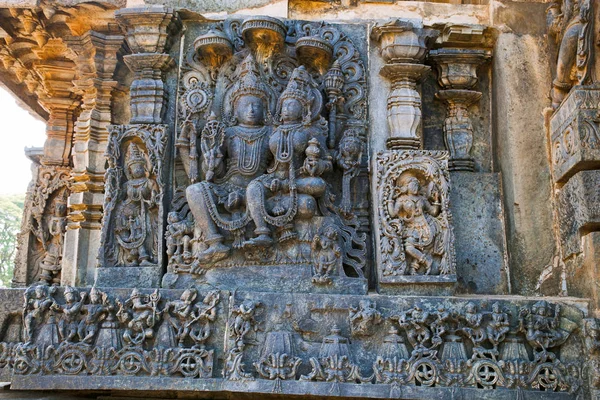 Heykeller cephesinde, Batı Yan duvarlar. Shiva-Parvati. Hoysaleshwara Tapınağı, Halebidu, İstanbul Türkiye