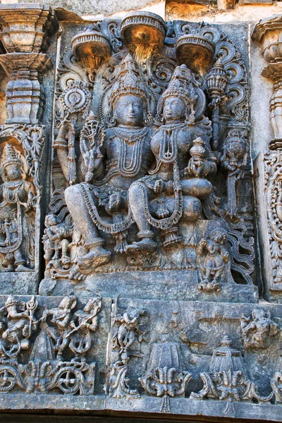 Heykeller cephesinde, Batı Yan duvarlar. Shiva-Parvati. Hoysaleshwara Tapınağı, Halebidu, İstanbul Türkiye