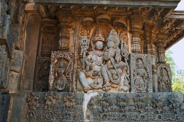 Heykeller cephesinde, Batı Yan duvarlar. Shiva-Parvati. Hoysaleshwara Tapınağı, Halebidu, İstanbul Türkiye