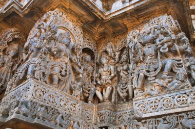 Batı Yan duvarlar heykeller. Shiva soldaki ve sağdaki Varaha. Hoysaleshwara Tapınağı, Halebidu, Karnataka, Hindistan. Batıdan görüntülemek.