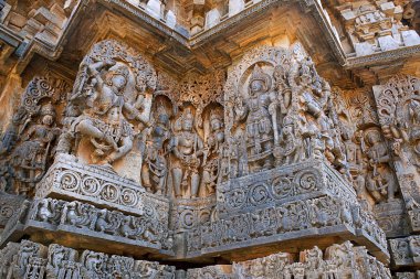 Batı Yan duvarlar heykeller. Shiva soldaki ve sağdaki Vishnu. Hoysaleshwara Tapınağı, Halebidu, Karnataka, Hindistan. Batıdan görüntülemek.