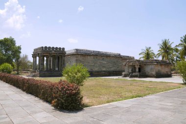 Soldaki Shantinatha Basadi ve Adinataha Basadi değil, Basadi Halli jain Tapınağı karmaşık, Karnataka, Hindistan.