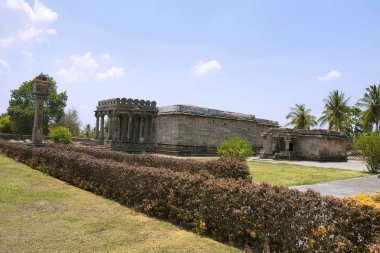 Soldaki Shantinatha Basadi ve Adinataha Basadi değil, Basadi Halli jain Tapınağı karmaşık, Karnataka, Hindistan.