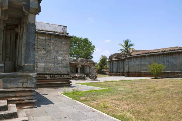 Sol Shantinatha Basadi, küçük Adinataha Basadi merkezi ve Parshwanatha Basadi değil, Basadi Halli jain Tapınağı karmaşık, Karnataka, Hindistan.