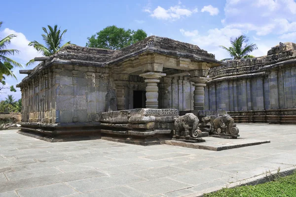 Adinataha Basadi, Basadi Halli jain Tapınağı karmaşık, Karnataka, Hindistan yan görünüm. Fil korkuluklar girişinde fark.