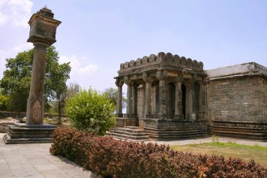 Shantinatha Basadi ve Manastambha yan görünüm önünde, Basadi Halli jain Tapınağı karmaşık, Karnataka, Hindistan.