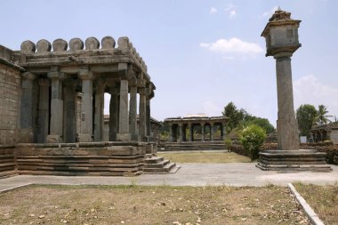 Shantinatha Basadi ve Manastambha yan görünüm önünde, Basadi Halli jain Tapınağı karmaşık, Karnataka, Hindistan.