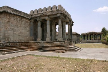 Shantinatha Basadi, Basadi Halli jain Tapınağı karmaşık, Karnataka, Hindistan yan görünüm. Parshwanatha Tapınağı Navaranga Mandapa sağ tarafta görülür.