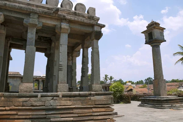 Shantinatha Basadi Manastambha の前に Basadi Halli ジャイナ教寺院の複合体 カルナータカ州 インドの側面図 — ストック写真