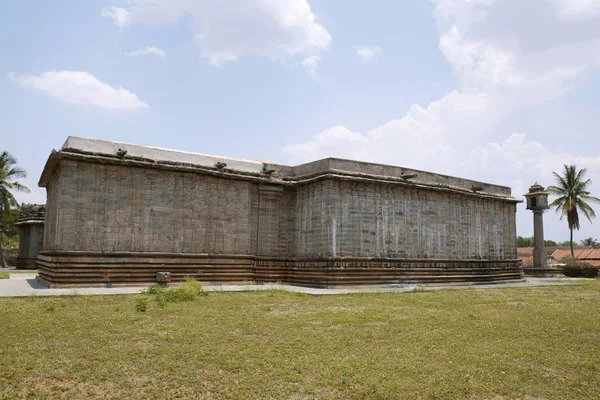 Oldalnézetből Shantinatha Basadi Manastambha Előtte Basadi Halli Jain Templomegyüttes Karnataka — Stock Fotó