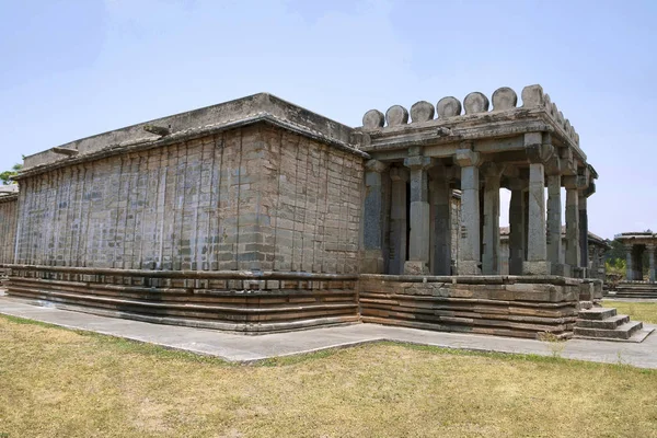 Seitenansicht Von Shantinatha Basadi Basadi Halli Jain Tempelanlage Karnataka Indien — Stockfoto