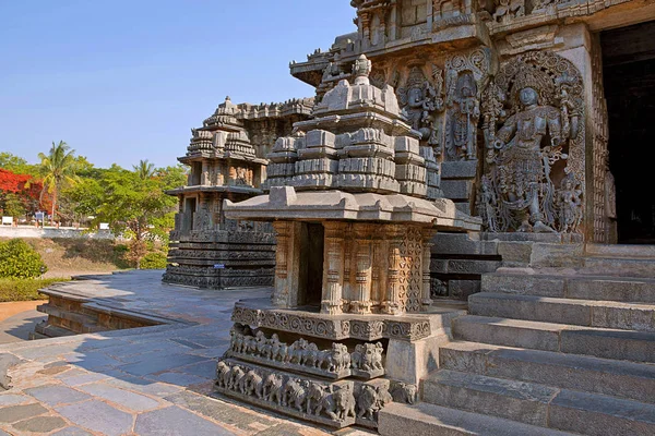 Küçük kuleleri ve dwarapla güney girişinde Hoysaleshvara Tapınağı, Halebid, Karnataka, Hindistan