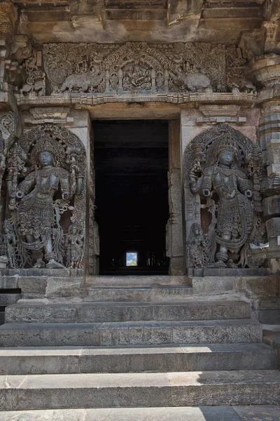 Küçük kuleleri ve dwarapla güney girişinde Hoysaleshvara Tapınağı, Halebid, Karnataka, Hindistan