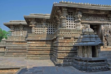 Küçük kuleleri ve dwarapla Shantaleswara, türbe, Hoysaleshvara Tapınağı, doğudan Halebid, Karnataka, Hindistan, görünümü.