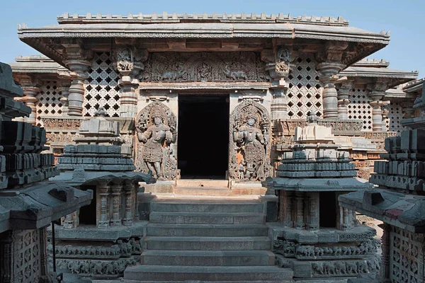 Küçük kuleleri ve dwarapla Shantaleswara, türbe, Hoysaleshvara Tapınağı, doğudan Halebid, Karnataka, Hindistan, görünümü.