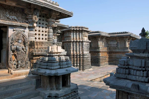 Küçük kuleleri ve dwarapla Shantaleswara, türbe, Hoysaleshvara Tapınağı, Halebid, Karnataka, Hindistan. Güney Doğu görünümünden.