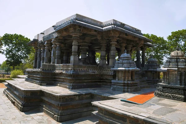 Küçük kuleleri ve Nandi Mandapa Hoysaleshvara önünde türbe, Hoysaleshvara Tapınağı, Halebid, Karnataka, Hindistan. Kuzey görünümünden.