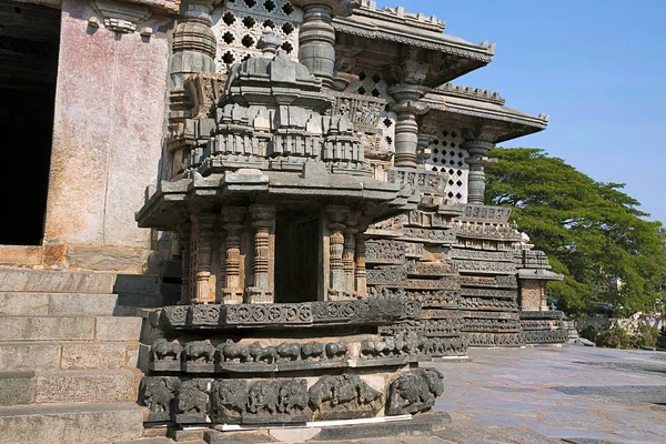 Küçük kuleleri ve duvarları Hoysaleshvara Tapınağı, Halebid, Doğu görünümünden Karnataka, Hindistan, doğu girişinde.